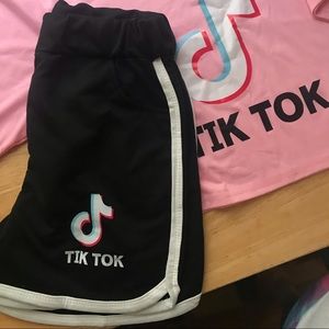 Tiktok Adult Small Short Set